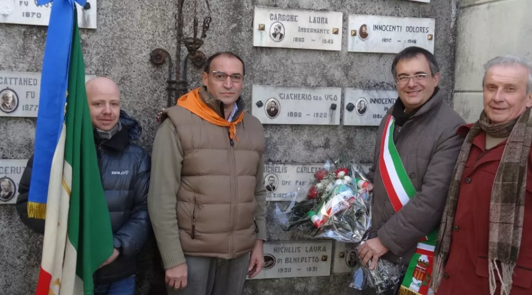 Il sindaco e i rappresentanti dell'Anpi ieri al cimitero per Carletto Michelis