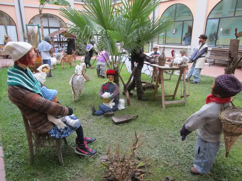 Il presepe nel giardino della casa di riposo