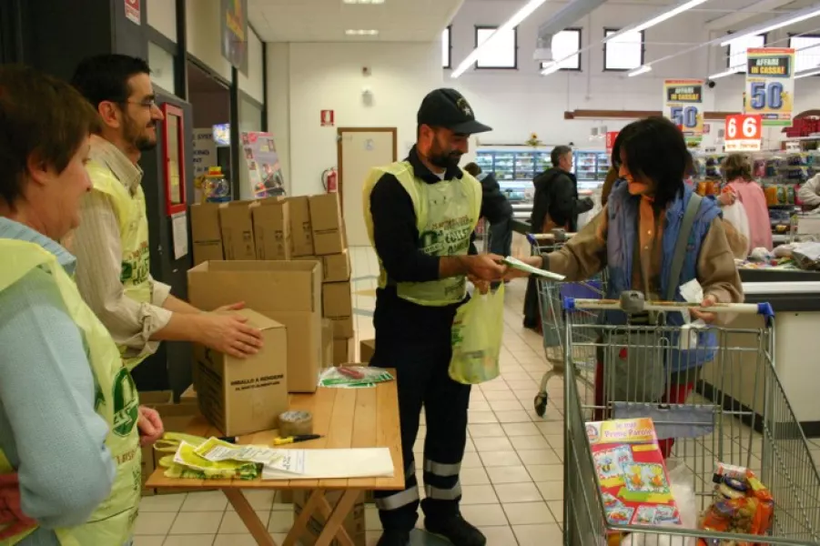 Un immagine della colletta alimentare lo scorso anno a Busca