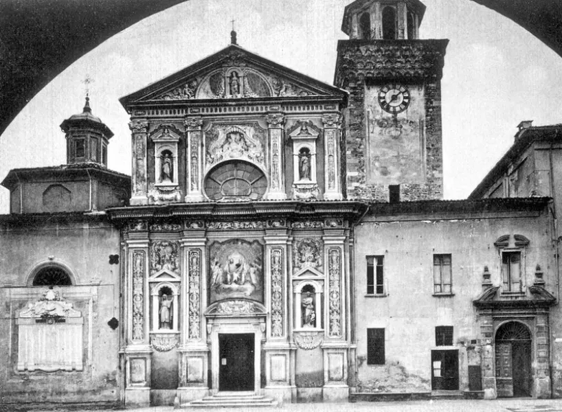 Una cartolina d'epoca illustra la chiesa della Rossa: sulla facciata della torre si puÃ² intuire, in parte, l'affresco che Ã  stato ora riportato alla luce