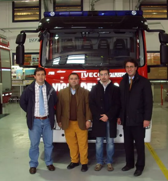 Il Super City TFL 30/20 nella concessionaria Iveco di Brescia: da sinistra, il responsabile commerciale Iveco, Eros Laffranchi, Giovanni Spada, Ivano Castelli e Giuseppe Delfino