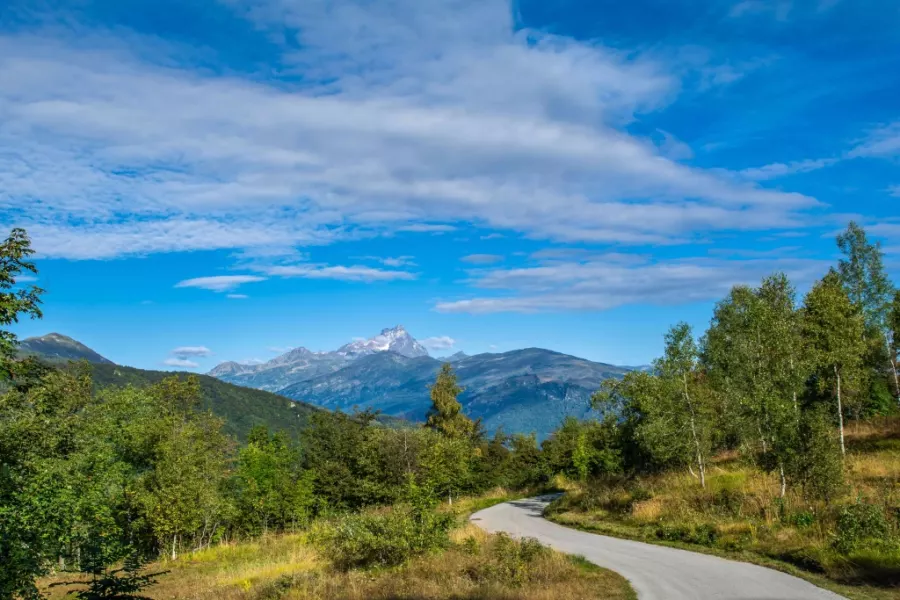 Il Monviso sul sfondo della strada di strada di Valmala