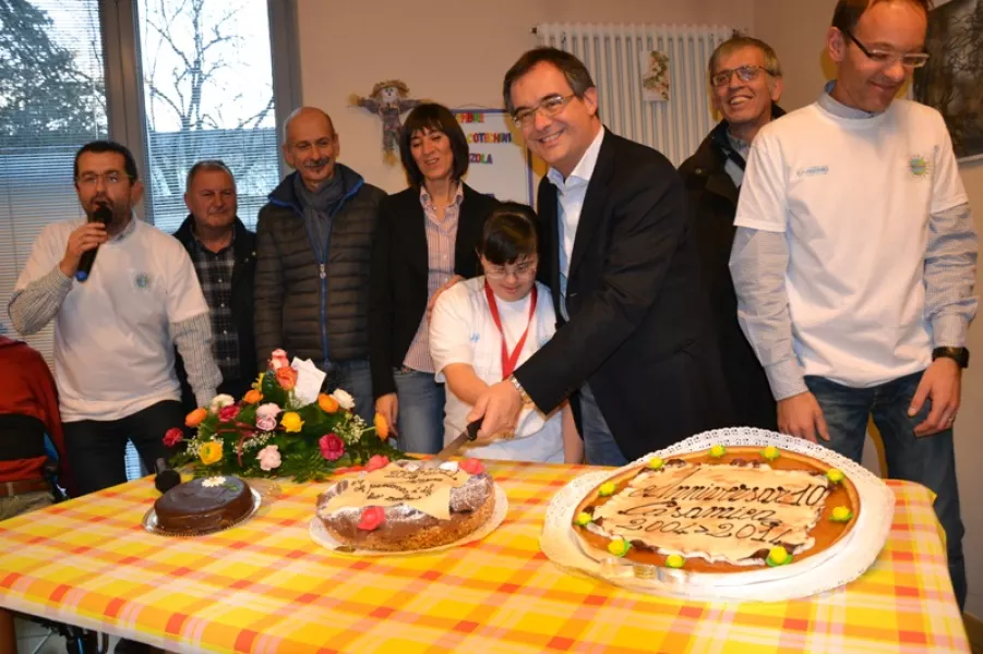 Il taglio della torta con Paola e il sindaco, Marco Gallo 