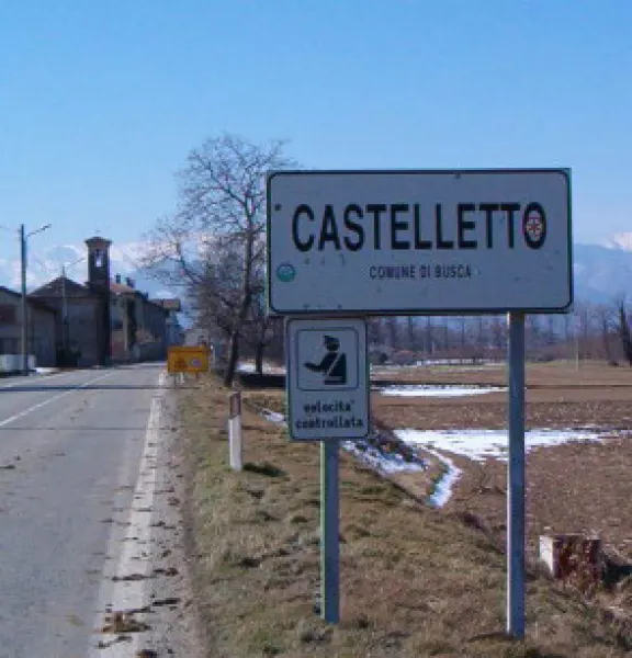 La frazione Castelletto è attraversata da una strada provinciale