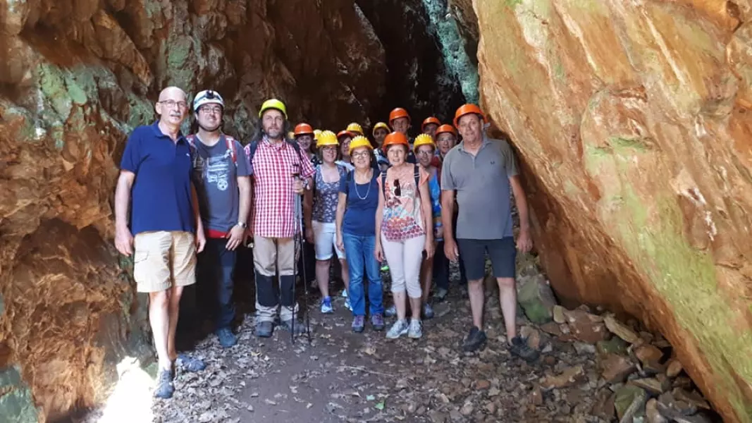 Uno dei gruppi di visitatori. A sinistra l'assessore Donadio con  Alberto Costamagna e Emanuele Costa, geologi e guide volontarie per l'occasione