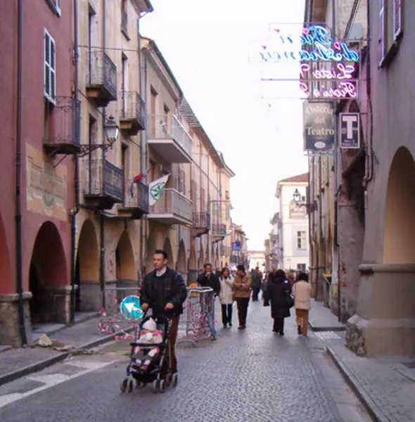 Via Umberto I, il centro della vita commerciale della cittÃ 