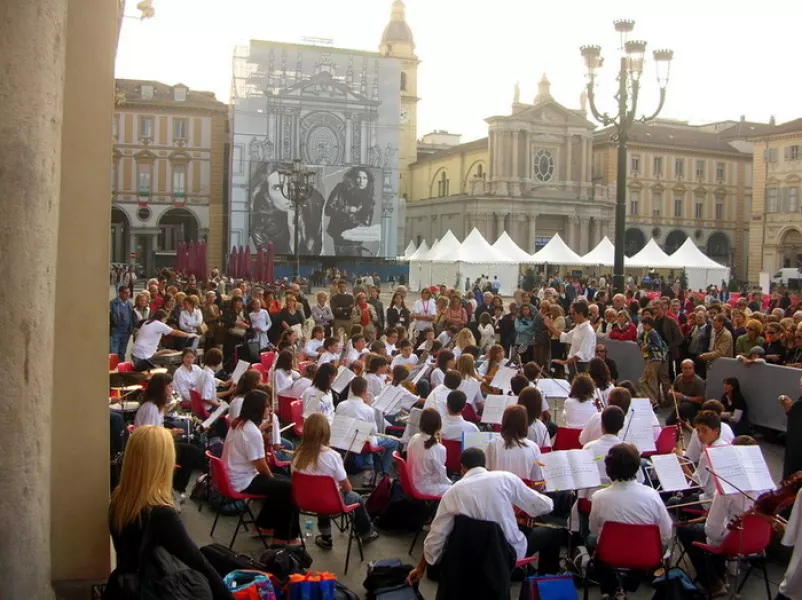 L'Orchestra Primavera di Busca in concerto in piazza San Carlo a Torino