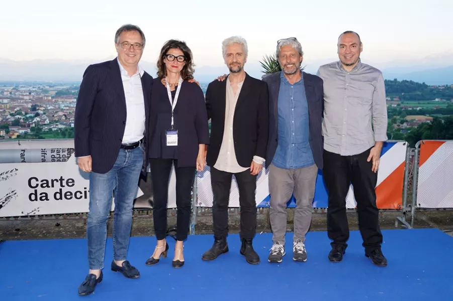 Da sinistra, il sindaco Marco Gallo, Michela Guiggia, vicepresidente Fondazione Artea, Ascanio Celestini, Alessandro Isaia, direttore di Artea,  Gianluca Casadei al termine della serata di chiusra della rassegna di letetratura e musica Carte da cecifrare