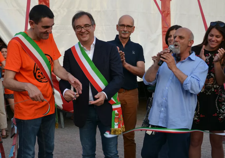 L'inaugurazione davanti allo chapiteau in piazza Mariano con i sindaci di Busca, Marco Gallo, e di Fossano, Dario Tallone, e il direttore artistico Fabrizio Gavosto