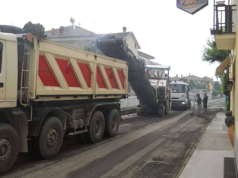 Lavori in corso nel centro della frazione