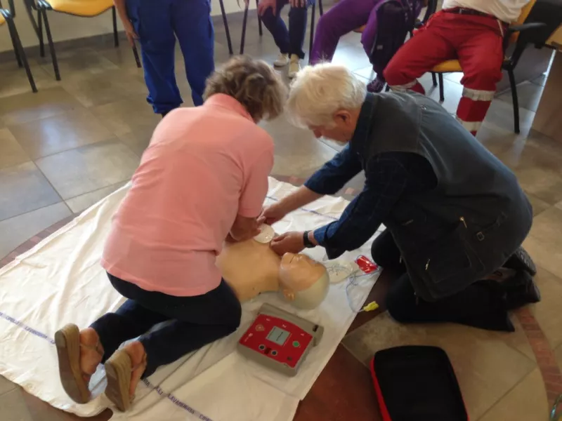 Un momento del corso organizzato dal Comitato locale di Busca della Croce Rossa Italiana per diventare operatori BLS-D, il primo del genere in provincia di Cuneo