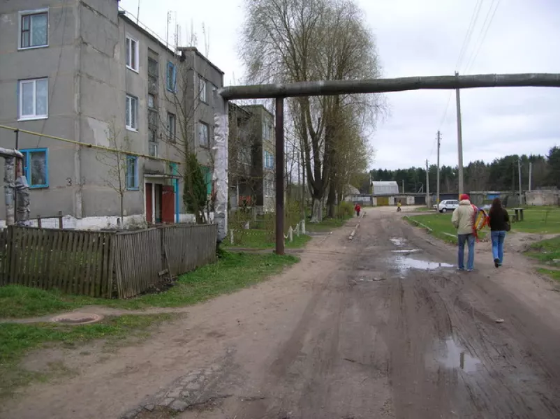 Un'immagine dall'ultimo viaggio in Bielorussia: soltanto la strada principale del paese Ã¨ asfaltata