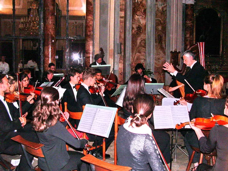 L'orchestra del Vivaldi durante un'esibizione nella chiesa della Rossa