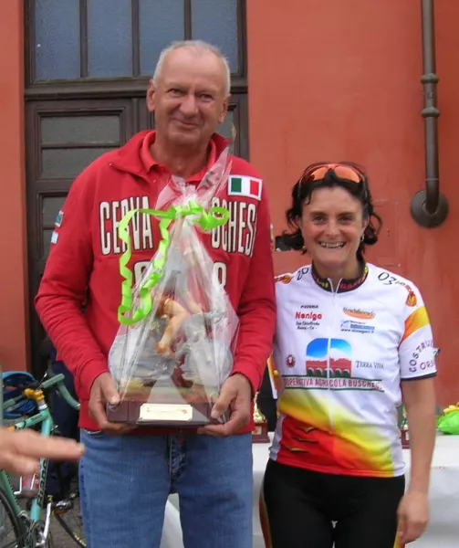 Nicoletta Topazi consegna il trofeo CittÃ  di Busca al rappresentante della Cervaschese 98/ Becchis Cicli