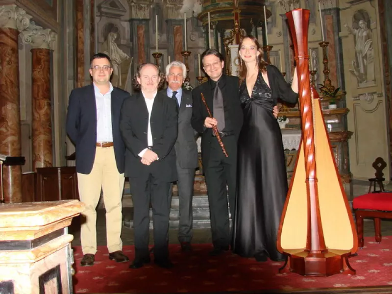 L'assessore Marco Gallo, Antonello Lerda e Dante Degiovanni dell'associazione Amici della Musica di Busca, insieme a Giuseppe Nova e Gwyneth Wentink,nella chiesa della Rossa 