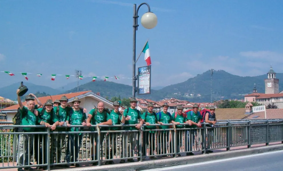 Gli Alpini del Gruppo Ana di Pinerolo raggiugno a piedi Cuneo e questa mattina hanno fatto tappa a Busca, accolti dal Sindaco e dal Gruppo di Busca