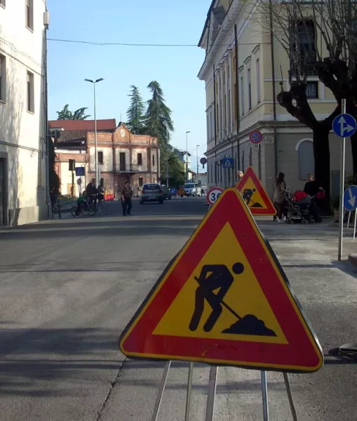 Sistemazione delle strade in centro dopo la posa della rete del teleriscaldamento