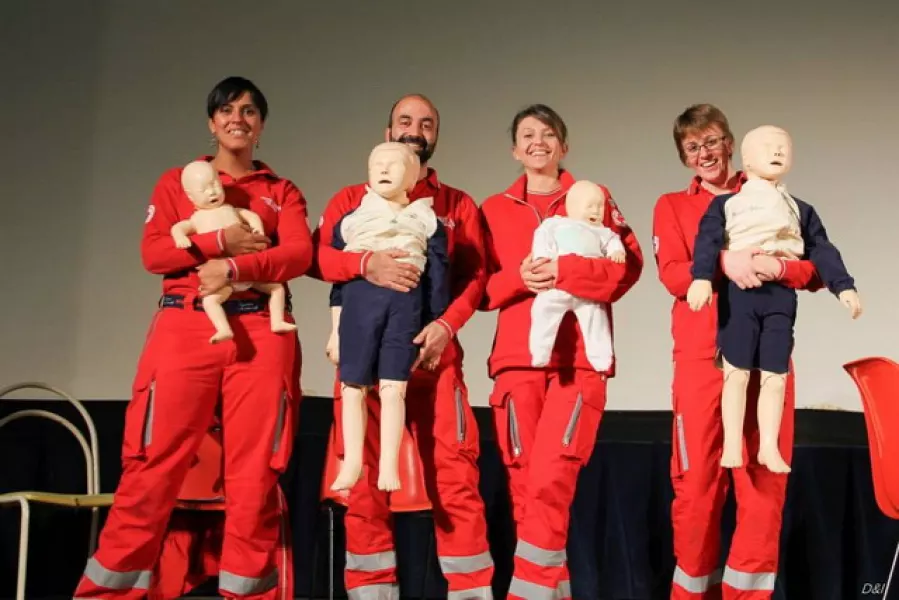 I monitori del Comitato locale Cri Busca con i manichini nella serata delle manovre di disostruzione