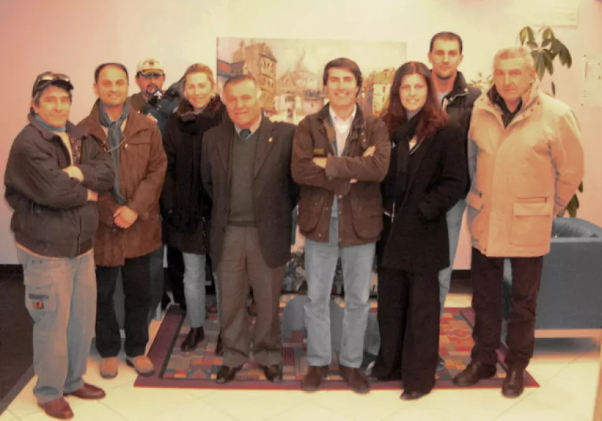 La troupe di Geo&Geo insieme al sindaco, Luca Gosso, all'assessore comunale al Turismo, Gianmichele Cismondi, all'assessore provinciale Angelo Rosso ed ai rappresentanti dell'associazione Busca Eventi