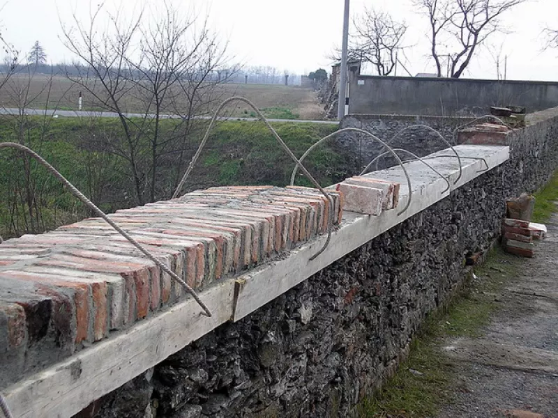 Ponte stretto: mattoni divelti