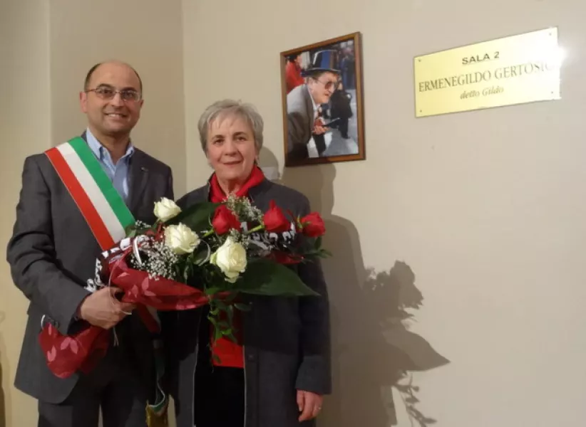 Il sindaco Luca Gosso con la signora Olimpia che riceve il mazzo di fiori con la sciarpa del Torino, squadra del  cuore di Gildo, offerta dal club 