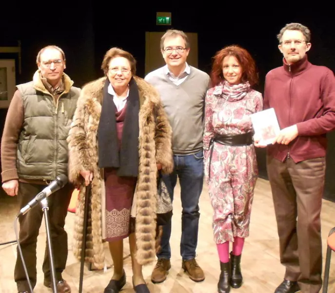 Da sinistra Mario Berardo,   Ilia Piperno, Marco Gallo, la bibliotecaria Rossella Picco e  e Fabrizio Dutto della casa editrice Araba Fenice 