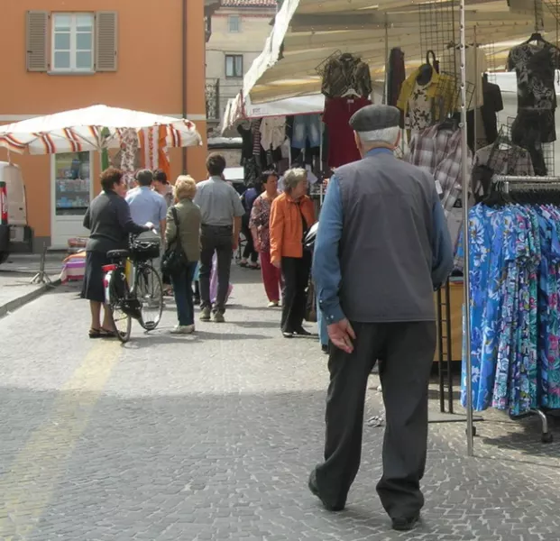 In centro città nel giorno di mercato. Gli 