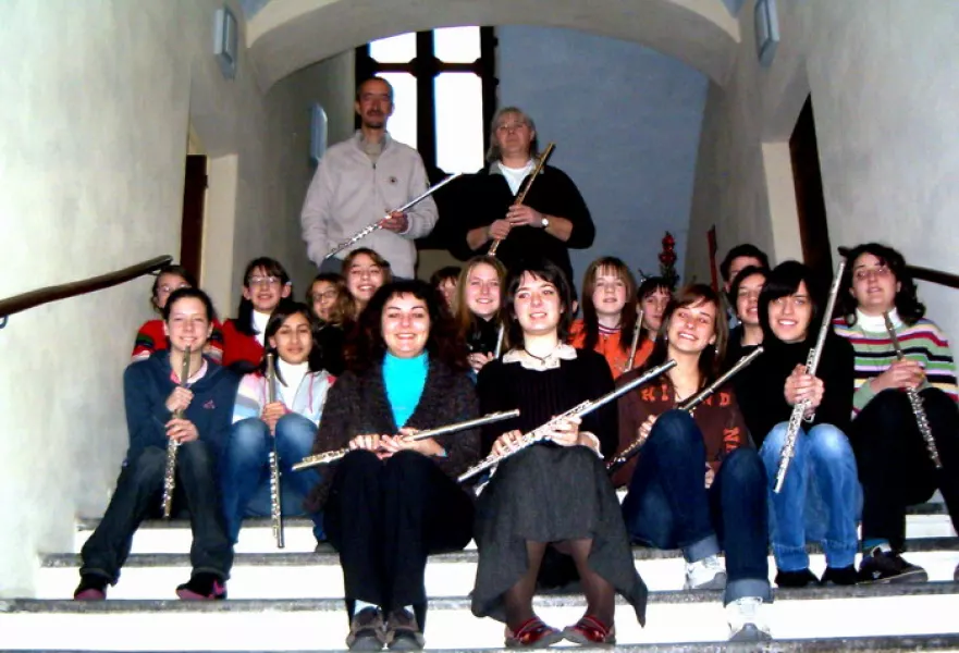 Il Gruppo che ha seguito il seminario posa sulla scalinata dell'Istituto musicale: in alto al centro Alberto Gertosio e Stefano Benini