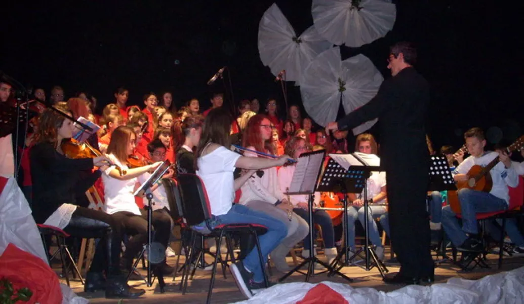 L'orchesta dell'indirizzo musicale delle scuole medie, diretta da Alberto Pignata, e il coro Cantallegrando della scuola primaria, diretto da Nadia Torino, durante il concerto di Natale del 23 dicembre scorso