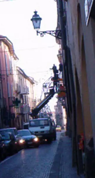 Si stanno allestendo le illumnazioni natalizie in via Umberto I