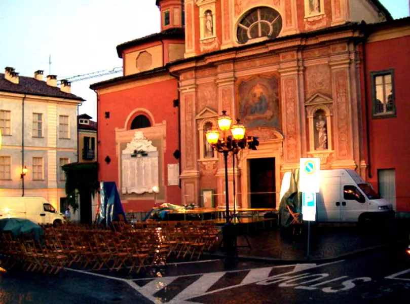 Un palco in allestimento in piazza XX Settembre: nel salotto della cittÃ , sul quale si affacciano la chiesa della Rossa e la sede del Civico isituto musicale, si svolgeranno molti degli eventi natalizi in programma