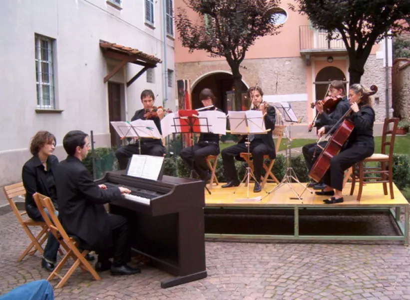 L'ensemble L'Estro Armonico, ieri nella piazzetta della Bianca