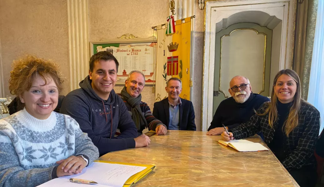 La cabina di regia insediata questa mattina nel palazzo comunale. Da sinistra Monica Bertarelli, assistente sociale del Consorzio socio-assistenziale del Cuneese, Stefano Ribero, sindaco di Villar San Costanzo, Giancarlo Armando sindaco Tarantasca,  Giuliano Degiovanni sindaco Rossana, Tommaso  Alfieri presidente dell’Ospedale civile di Busca, Beatrice Aimar vicesindaca e assessora all’Assistenza, servizi sociali e servizi alla persona