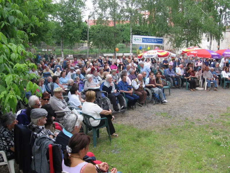 La festa nel giardino della Casa di riposo