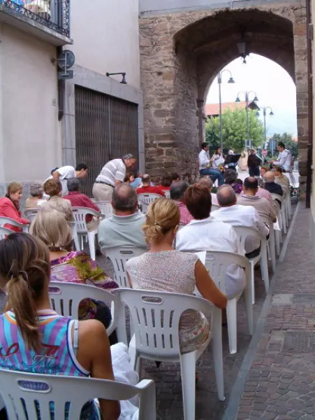 Il concerto aperitivo sotto Porta Santa Maria, uno degli eventi organizzati dall'associazione