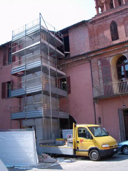 L'ascensore del municipio ha l'accesso nel cortile