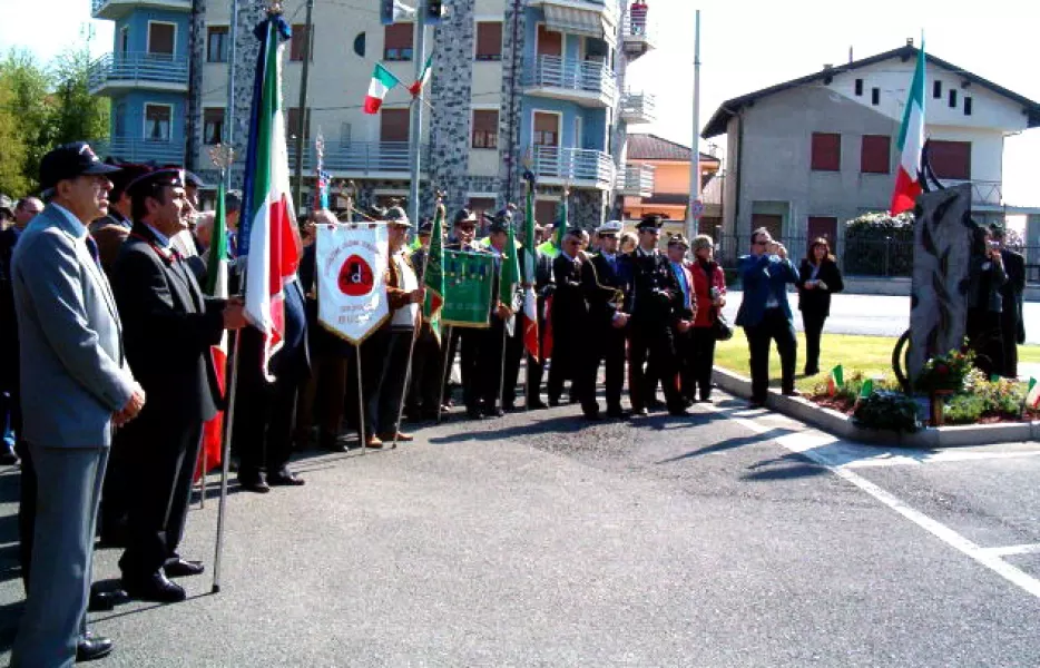 Un momento dell'inaugurazione del monumento agli Alpini