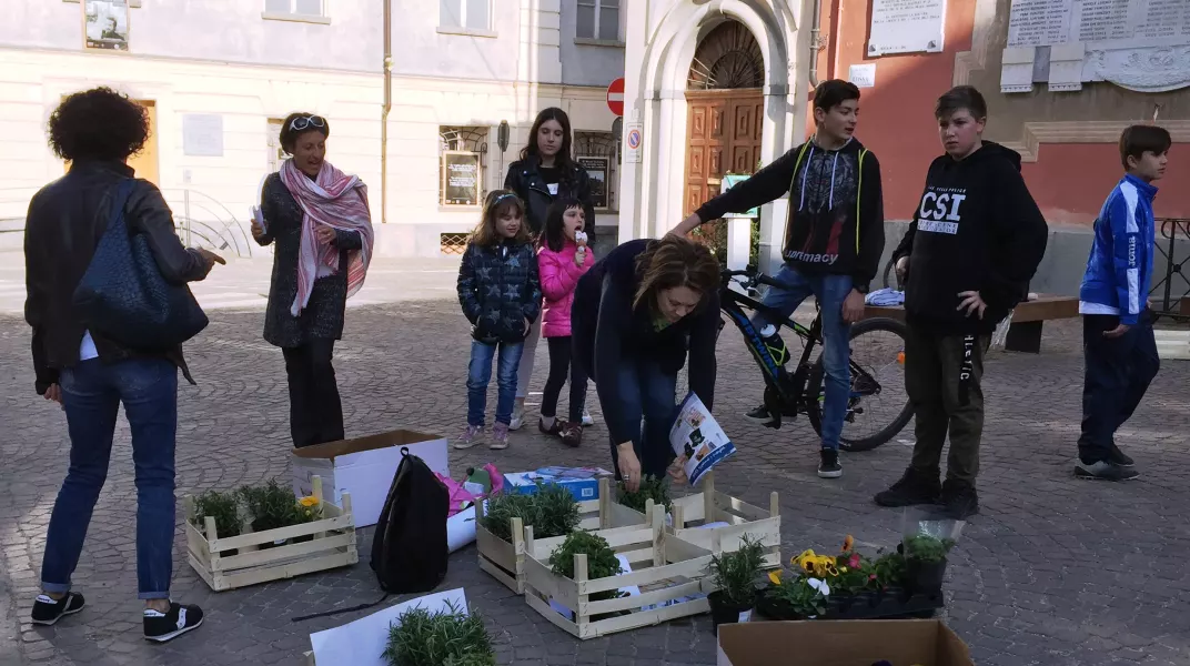 Il Consiglio Comunale dei Ragazzi continua la sua collaborazione con la Lvia, associazione di solidarietà e cooperazione internazionale. Sabato scorso, 30 marzo, ha aderito alla campagna della vendita di pianta aromatiche “Fai crescere la solidarietà”