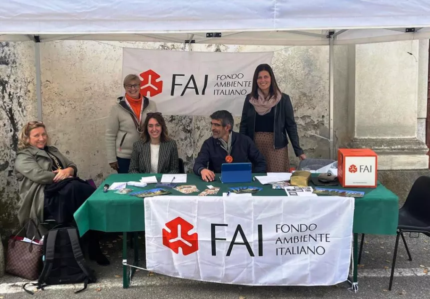 La assessora alla Cultura Lucia Rosso insieme con la delegazione Fai di fronte all'ingresso di Villa Bafile