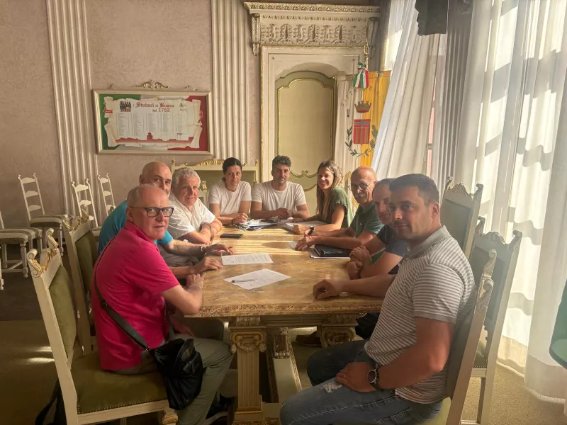 Firma della convenzione nel Palazzo del Municipio, a partire da destra: l'assessore Bruno Olivero, il prosindaco del Municipio di Valmala Andrea Picco, il Sindaco Ezio Donadio, la vice-sindaca Beatrice Aimar, gli assessori Giovanni Cismondi e Lucia Rosso, il consigliere Gianpiero Marino della CRI Busca Gianpiero Marino, i presidenti dei Comitati della Croce Rossa di Busca e Melle Sergio Fino ed Enrico Giubergia.