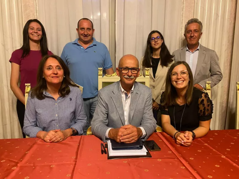 I componenti della Commissione Elettorale Comunale, da sinistra seduti: Maria Chiara Giusiano, il sindaco Ezio Donadio, Serena Pomero; in piedi Maddalena Sadonio, Mario Colombano, Alessia Sarale, Franco Migliore