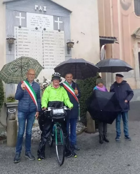 Ad accogliere il ciclista della meoria a Ceretto gli assessore di Busca e Costigliole Saluzzo, Ezio Donadio e Ivo sola, la presidente  provinciale Anpi Ughetta Biancotto