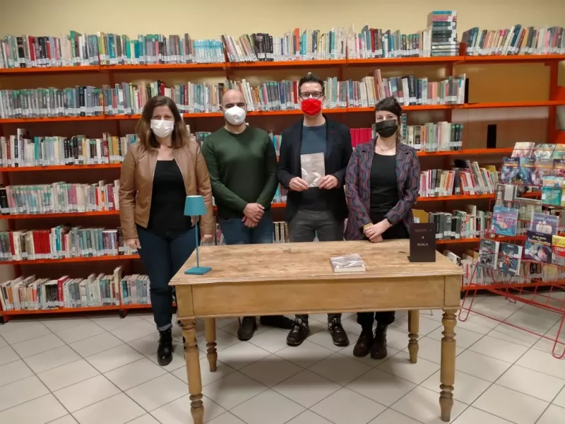 Da sinistra la assessora Lucia Rosso, il direttore della biblioteca di Chisa Pesio Fabio Dutto, lo scrittore Davide Ceraso, la bibliotecaria  Noemi Balbo