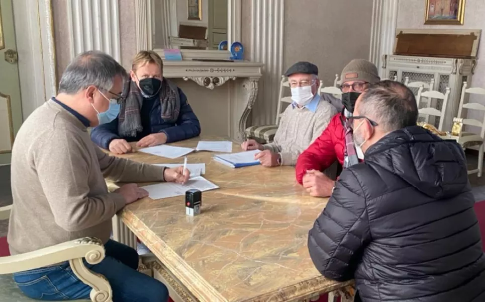 E’ stato rinnovato, nel palazzo municipale, il protocollo d’intesa per l'Orto in condotta alla presenza del  sindaco, Marco Gallo,  del dirigentescolastico, Davide Martini, e dei rappresentanti della condotta Slow Food Fossano, Beppe Calvo, Franco Morra e Marco Barberis