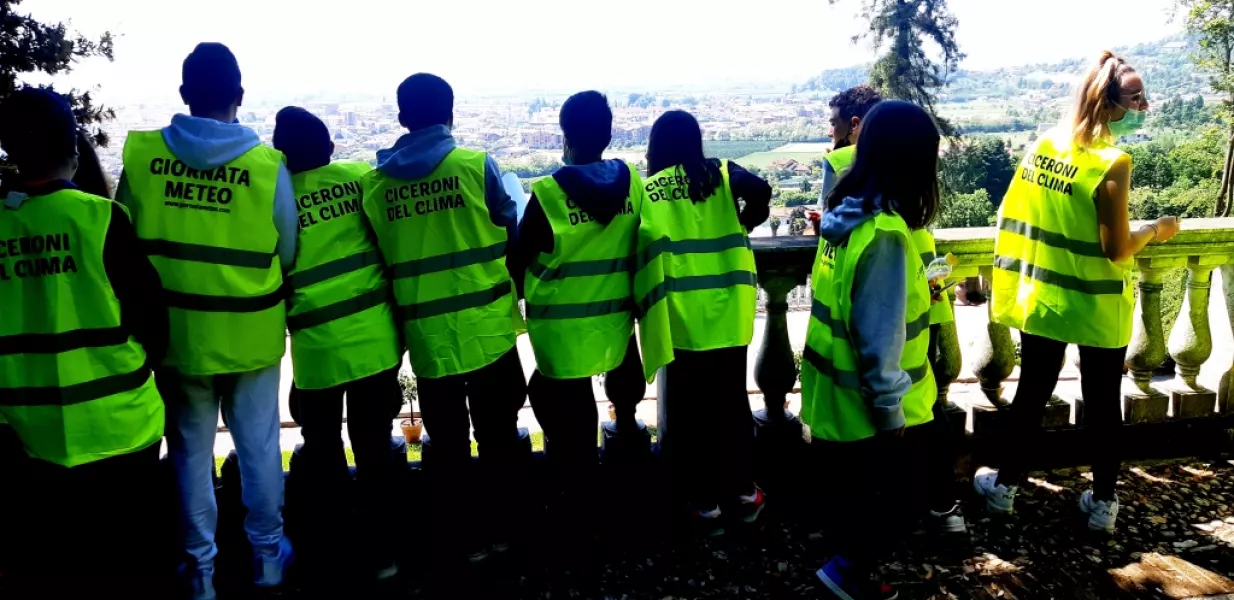 I “Ciceroni del clima”, ovvero i ragazzi della classe 3° D della scuola media dell’Istituto Comprensivo di Busca, guidati dai loro insegnanti e con la collaborazione dei volontari, di Datameteo Educational OdV e la partecipazione di Paolo Bertolotto, meteorologo di Arpa Piemonte,  hanno realizzato un video didattico per spiegare in modo originale il loro punto di vista sulla situazione e le azioni necessarie a mitigare il cambiamento climatico in corso, da locale a globale