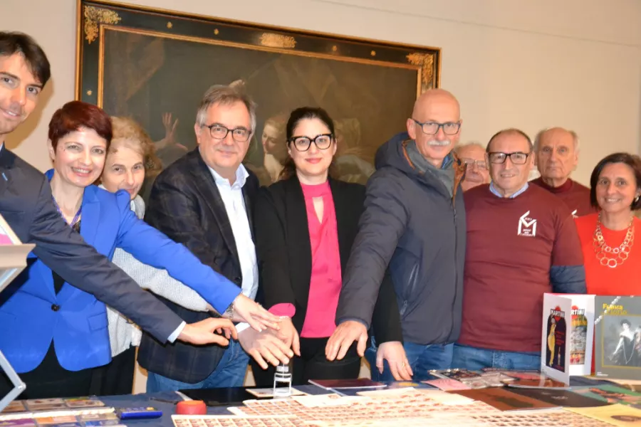 L’ultimo evento pubblico con Mario Berardo (terzo da destra) l'8 marzo scorso con la nuova associazione Museo della cartolina per l’annullo filatelico dedicato alla mostra d’arte