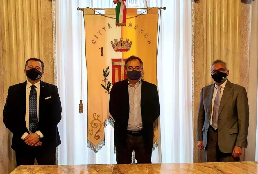 La firma della convenzione fra il Comune di Busca e la Confcommercio Cuneo per la collaborazione alla stesura e alla realizzazionedel piano nel febbraio scorso. Da sinistra, il presidente di Confcommercio imprese per l'Italia di Cuneo Luca Chiapella, il sindaco Marco Gallo, il direttore di Confcommercio Cuneo Marco Manfrinato