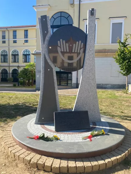 Il monumento agli infermieri nel giardino dell'ospedale
