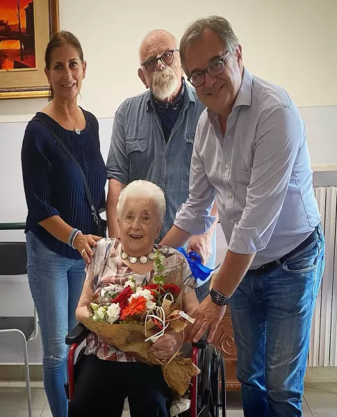 Il sindaco Marco Gallo con la pittrice Maria Rosa Ravera Aira, attualmente ospite della casa di riposo cittadina