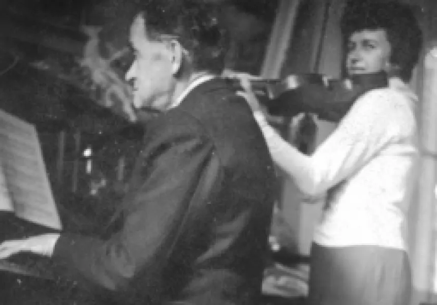 Lezione di violino dal Maestro Romagna (Busca, 28 agosto 1888 - 3 dicembre 1956). E' stata la nipote Agostina, scomparsa nel 1987, a voler onorare la memoria dello zio, lasciando i suoi beni al Comune di Busca
